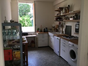 Een koelkast, een oven, een kookplaat, een vaatwasser