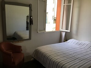 1 slaapkamer, een strijkplank/strijkijzer, wifi