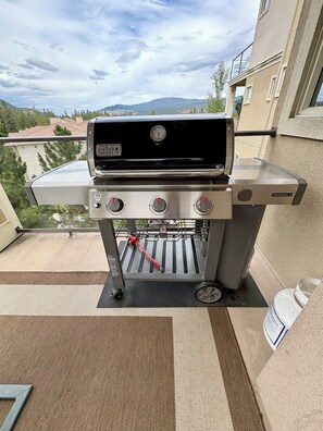 Property grounds - LAST MINUTE DISCOUNTS! On golf course. Pool & hot tub. Large 3 Bdr, 2 Bath  (Kelowna)