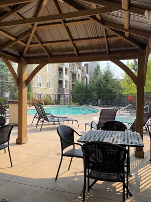 Outdoor pool, a heated pool - LAST MINUTE DISCOUNTS! On golf course. Pool & hot tub. Large 3 Bdr, 2 Bath  (Kelowna)
