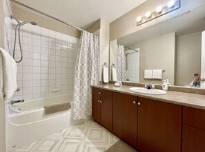 Ensemble douche/baignoire, sèche-cheveux, serviettes fournies, savon
