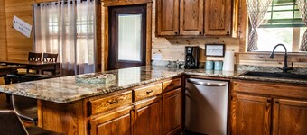 ALL THE THINGS! Luxury, prime location, treehouse, hot tub vibes, firewood