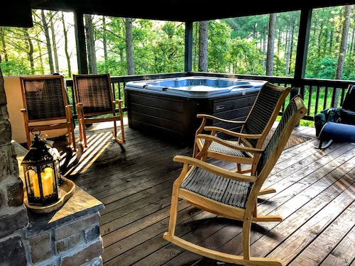 ALL THE THINGS! Luxury, prime location, treehouse, hot tub vibes