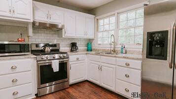 Een koelkast, een microgolfoven, een oven, een kookplaat