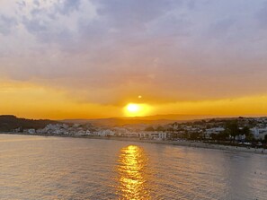 Rannalla, aurinkotuoleja