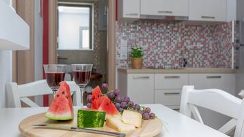 Fridge, stovetop, coffee/tea maker, electric kettle