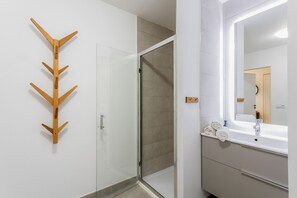 Dusche, Haartrockner, Handtücher