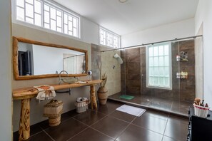 Douche, sèche-cheveux, serviettes fournies, savon