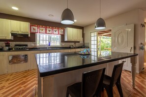 Fridge, coffee/tea maker, toaster, blender - Farm La Arboleda. (Calarcá)