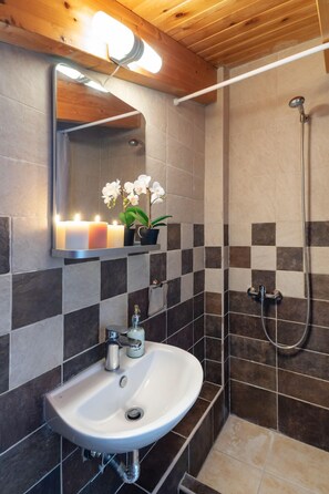 Hair dryer, towels, soap, shampoo - Luxury Loft - Diamante beachfront suites (Sikia Xylokastro)