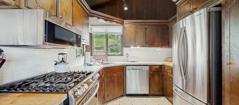 Dog-friendly home with stunning views & balcony, near Cannon Mountain