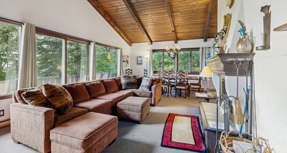 Koiraystävällinen koti, josta on upeat näkymät ja parveke, lähellä Cannon Mountainia!