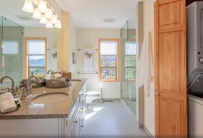 Shower, hair dryer, towels, soap - Ski Hill home w/ stunning views & hot tub! (Leavenworth)
