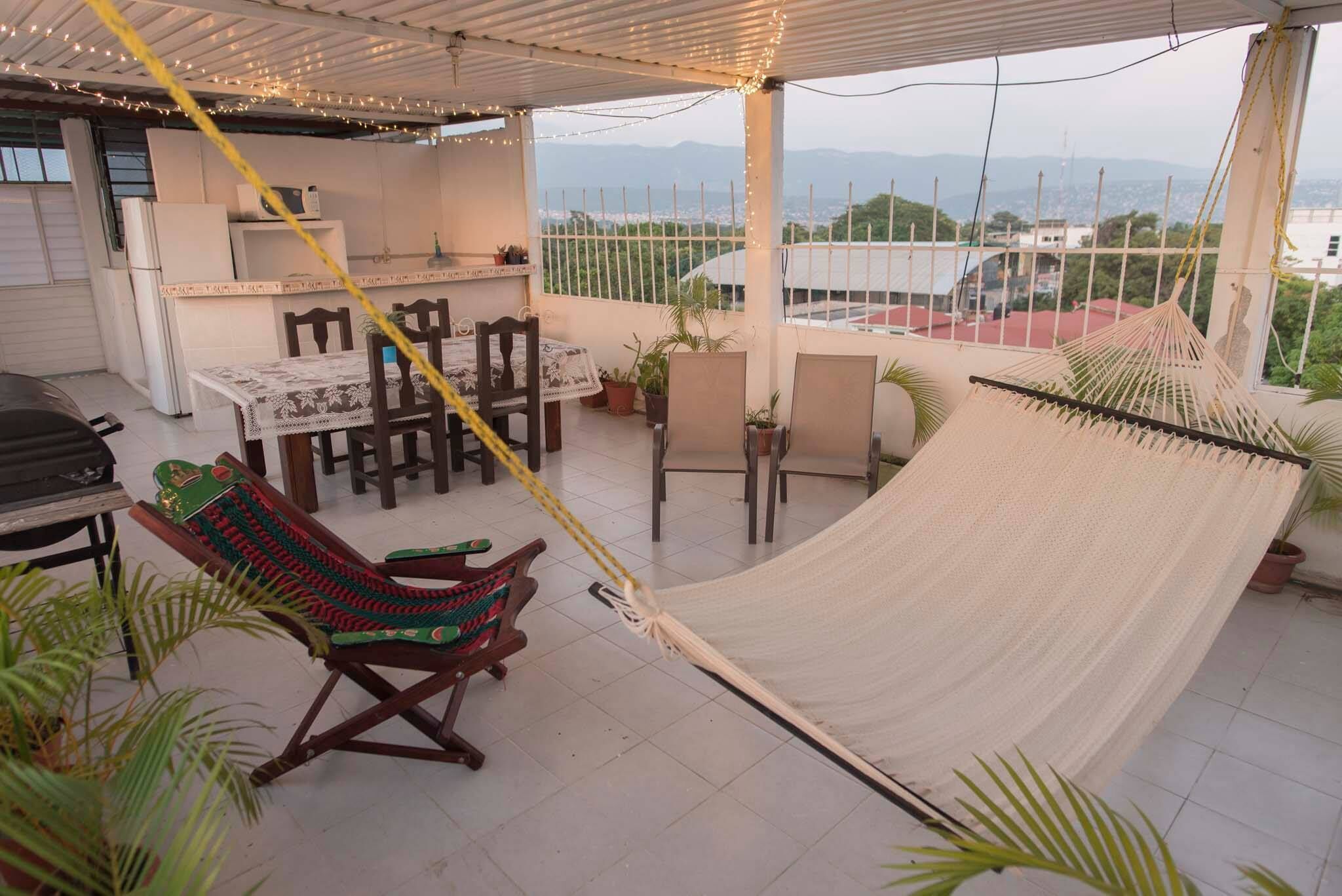 La terraza esta ubicada en un hotel adjunto. 
Hay que dar la vuelta para ingresa