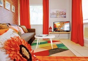 Living area - Cozy Family Apartment/2 miles to Ocean/Private BBQ/WiFi/Parking Free (Hollywood)