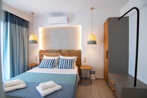 2 chambres, coffres-forts dans les chambres, fer et planche à repasser