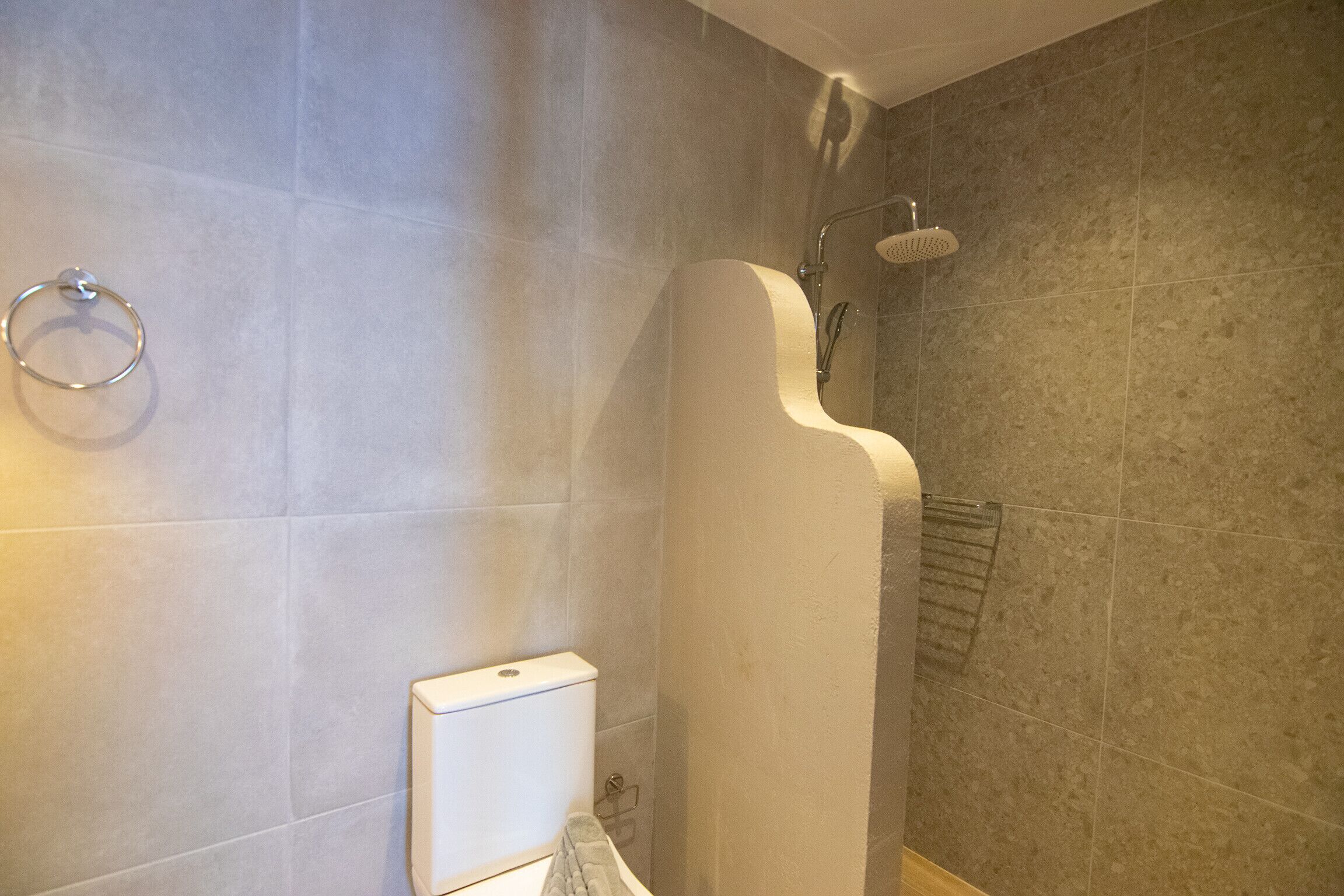 Douche, sèche-cheveux, serviettes fournies, shampoing