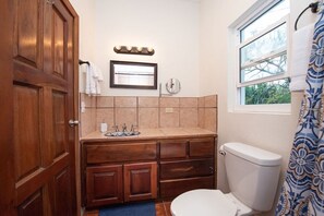 Tina, secadora de cabello, toallas 