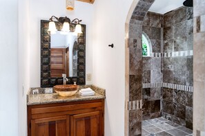 Bathtub, hair dryer, towels - Oceanfront Belize Villa • Pool • Rooftop Deck • Ideal for Families (San Pedro)