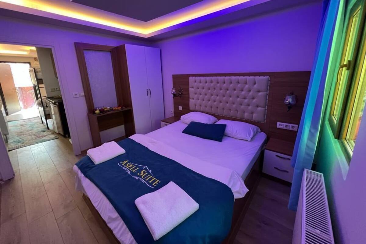 Escritorio, wifi gratis, ropa de cama