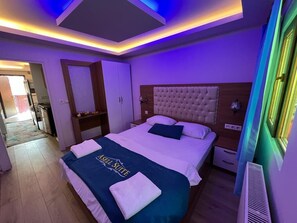 Escritorio, wifi gratis y ropa de cama 