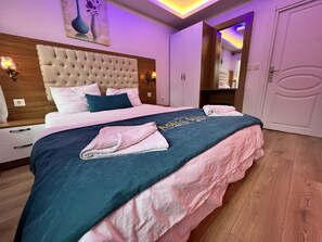 Escritorio, wifi gratis y ropa de cama 