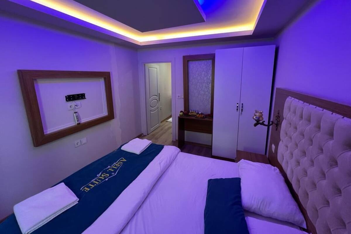 Escritorio, wifi gratis, ropa de cama