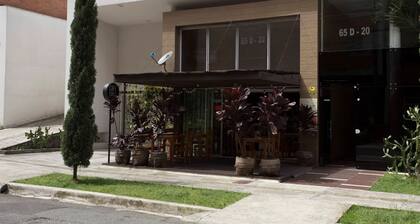 4KTV Laureles nivel superior Condo-cama de la reina