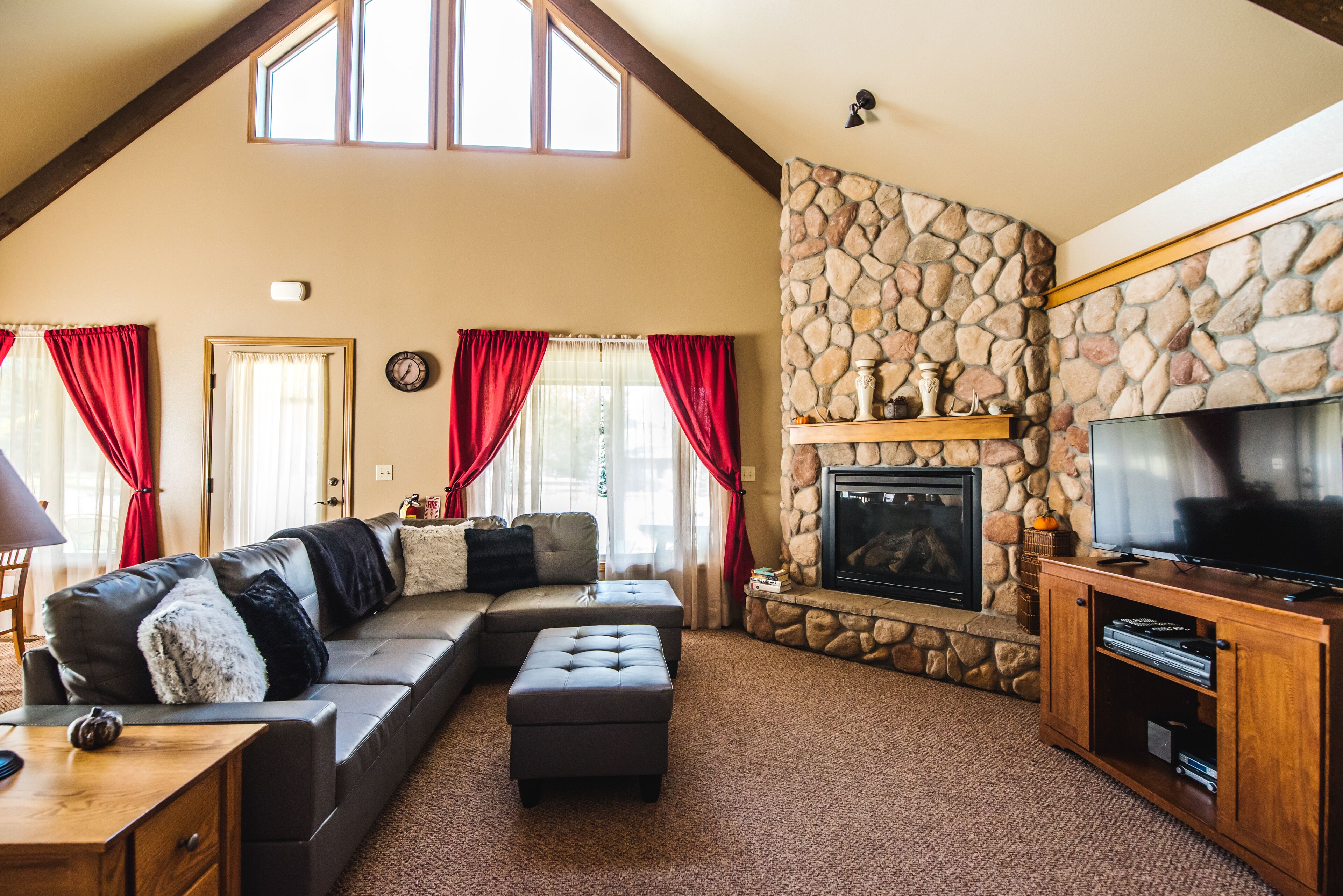 TV connectée, cheminée, baby-foot