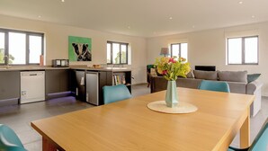 Un espacio moderno para vivir, con cocina, comedor y zona de estar.