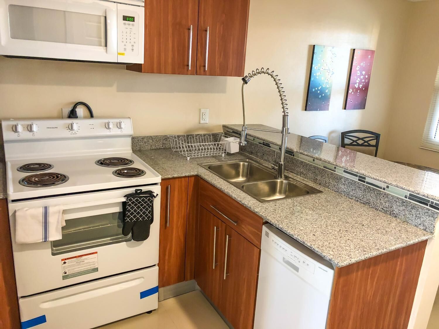 Grand réfrigérateur, micro-ondes, four, lave-vaisselle