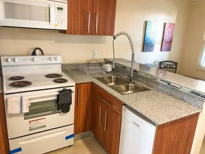 Full-size fridge, microwave, oven, dishwasher