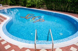 Una piscina al aire libre de temporada (de 08:00 a 20:00), tumbonas