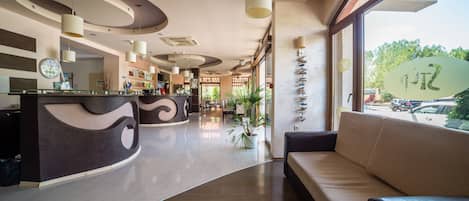 Coin salon dans le hall