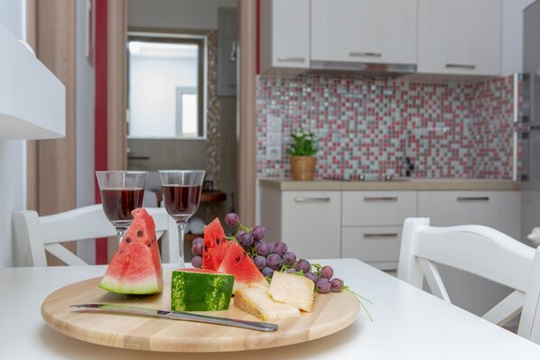 Kjøleskap, ovn, kokeplater og kaffetrakter/tekoker