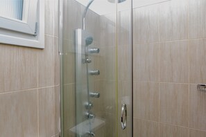 Dusche, Hydromassagedusche, Haartrockner, Bademäntel