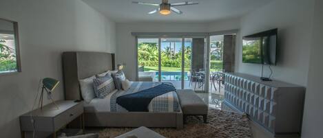 2 quartos, ferros/tábuas de passar roupa, berço de viagem