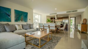 Smart TV - Casa Coral at Mareazul Resort swim up short walk to beach 2 bdrm 2bath (Playa del Carmen)