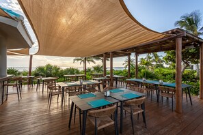 Outdoor dining - Casa Coral at Mareazul Resort swim up short walk to beach 2 bdrm 2bath (Playa del Carmen)