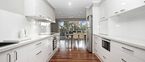 ثلاجة، ميكروويف، فرن، موقد طهي مسطح