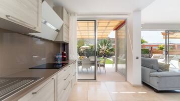 Réfrigérateur, micro-ondes, four, plaque de cuisson