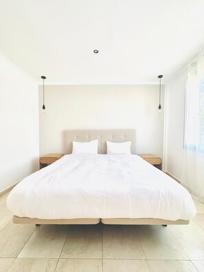 4 habitaciones, escritorio y espacio para trabajar con laptop 