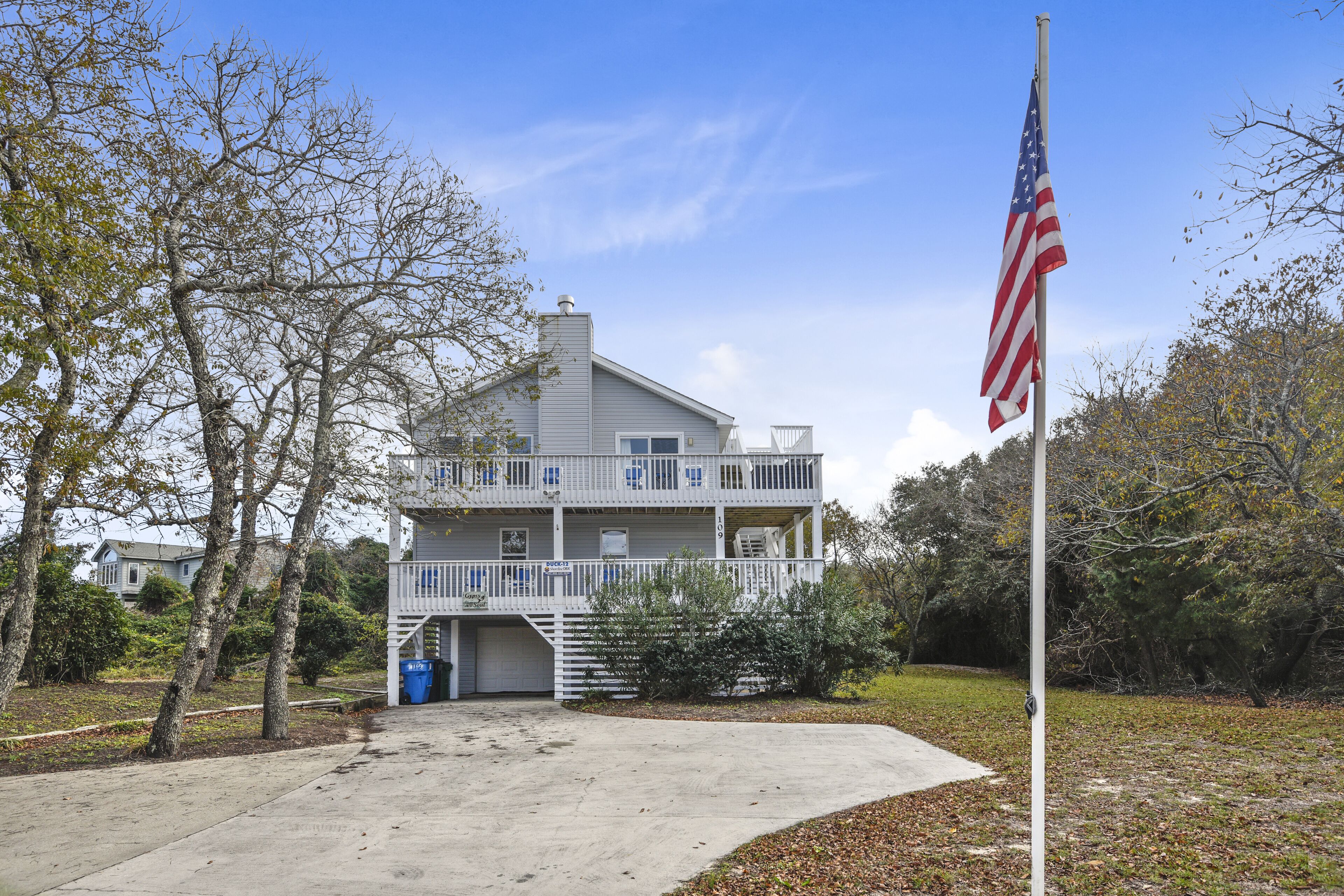 Oceanside in Duck!  Massive decks! Pool table, Pet friendly!
