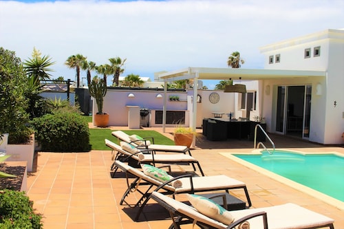 Beautiful renovated villa with private pool 