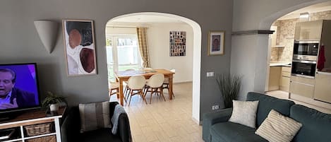 Televisión, reproductor de DVD, mesa de ping pong, libros