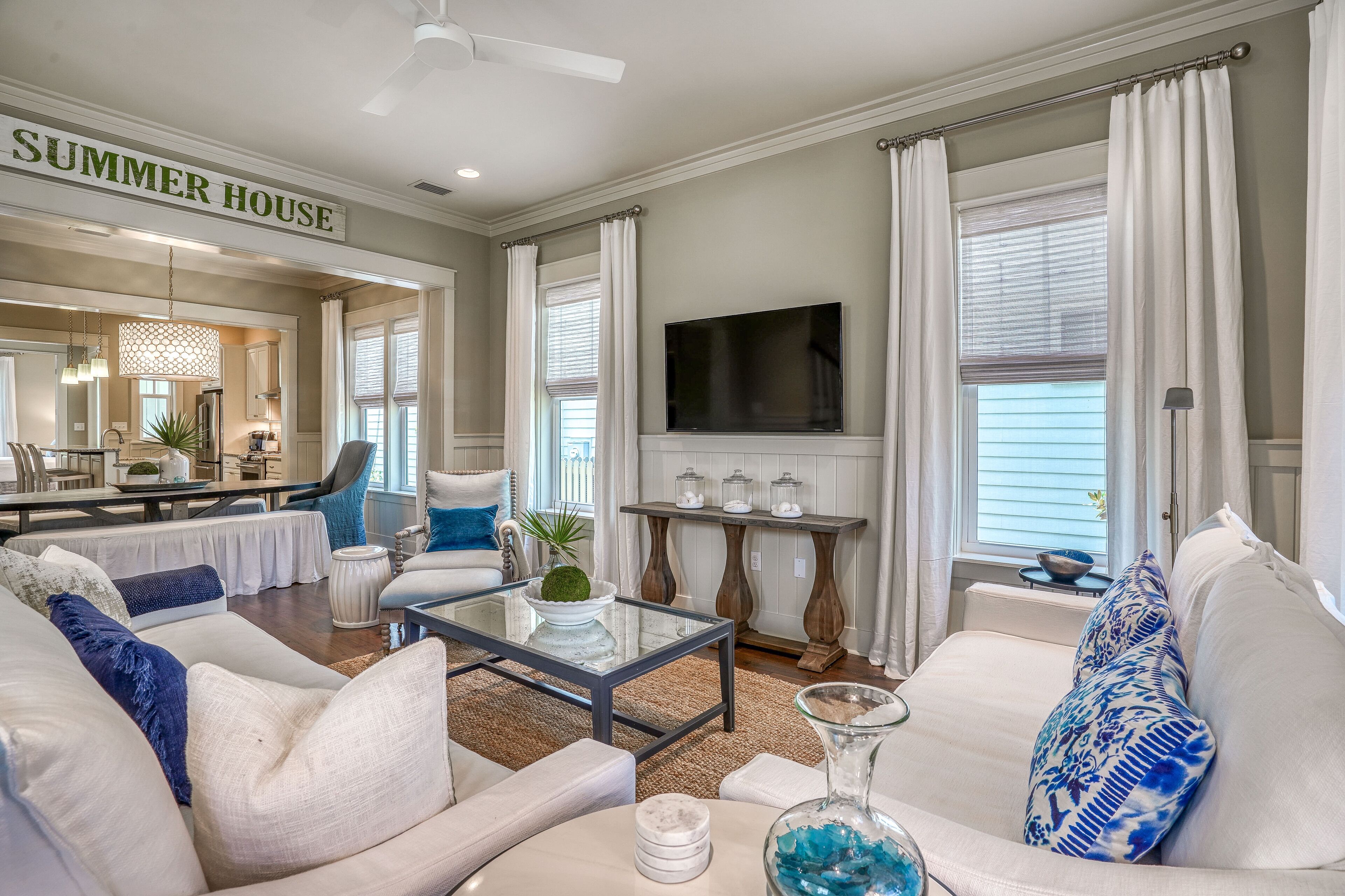 Stylish Balcony and Amenities w Com Pool and Bikes