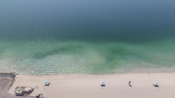 Plage, chaises longues, serviettes de plage