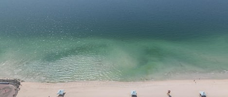 Plage, chaises longues, serviettes de plage