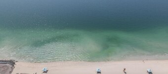 Ylellinen 1 BR Beach -huoneisto, jossa on täysi merinäköala