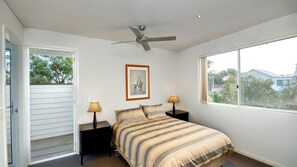 3 bedrooms, WiFi - Stunning Holiday Townhouse (Tea Gardens)